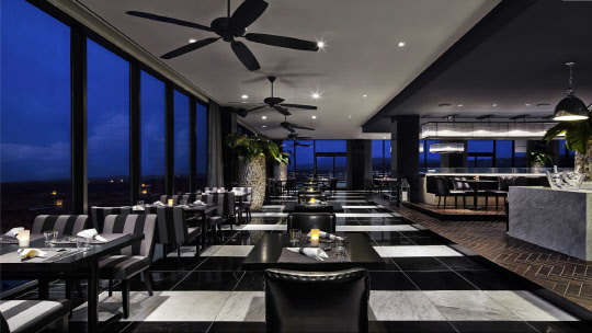 국내 특1급 호텔 가운데 처음으로 럭셔리 올인클루시브형 서비스를 도입한 켄싱턴 제주 호텔이 이탈리안 퀴진 '하늘오름'에서 가을 스페셜 메뉴를 선보인다. 와인이나 맥주를 페어링해 즐길 수 있는 '테이스트 어텀 스페셜'이다. 10월 1일부터 31일까지 운영한다. 탁 트인 전망을 자랑하는 하늘오름 모습. 켄싱턴 제주 호텔 제공